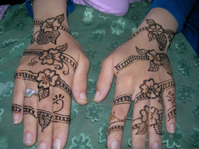 A Back Hand Henna Design, Very Simple and Attractive