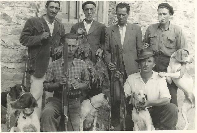 Manzaneda de Omaña, mi bisabuelo José fumando y el tío Conrado a su izquierda