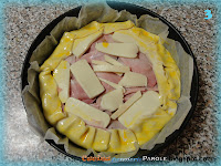 Torta salata di pasta sfoglia con melanzane, salame piccante, mozzarella e prosciutto cotto
