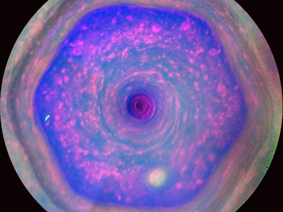 Astrofoto: Estranho vortex de Saturno