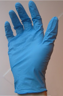 https://en.wikipedia.org/wiki/Glove#/media/File:Disposable_nitrile_glove.jpg