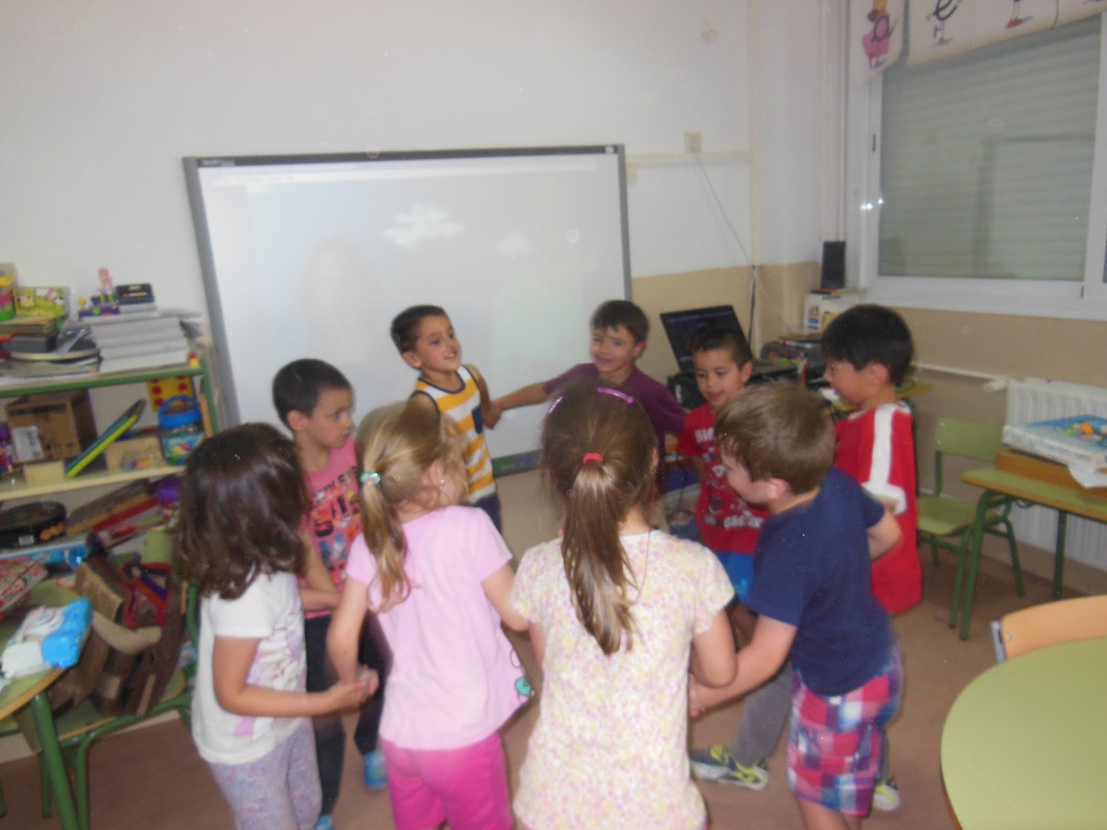 APRENDER EN MI AULA ES DIVERTIDO JUEGO DE CORRO EL PATIO DE MI CASA.