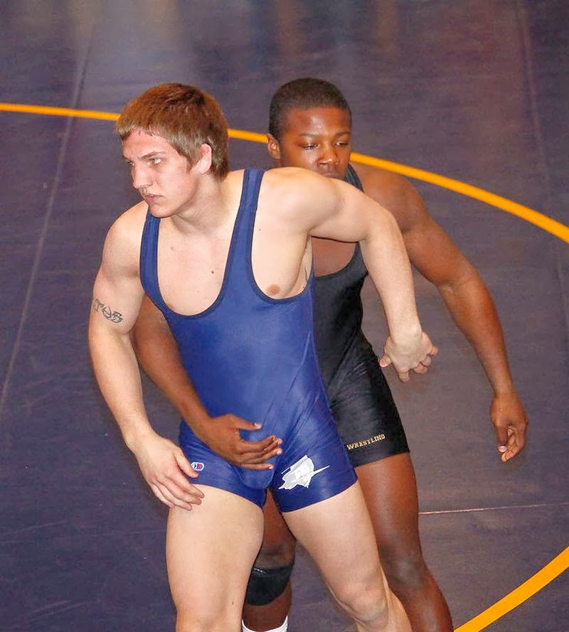 Молодая активно приласкала выбритой щелочкой длинный стояк бородатого дровосека