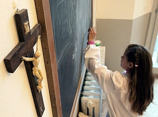 Bezlitosny krzyż nęka uczniów