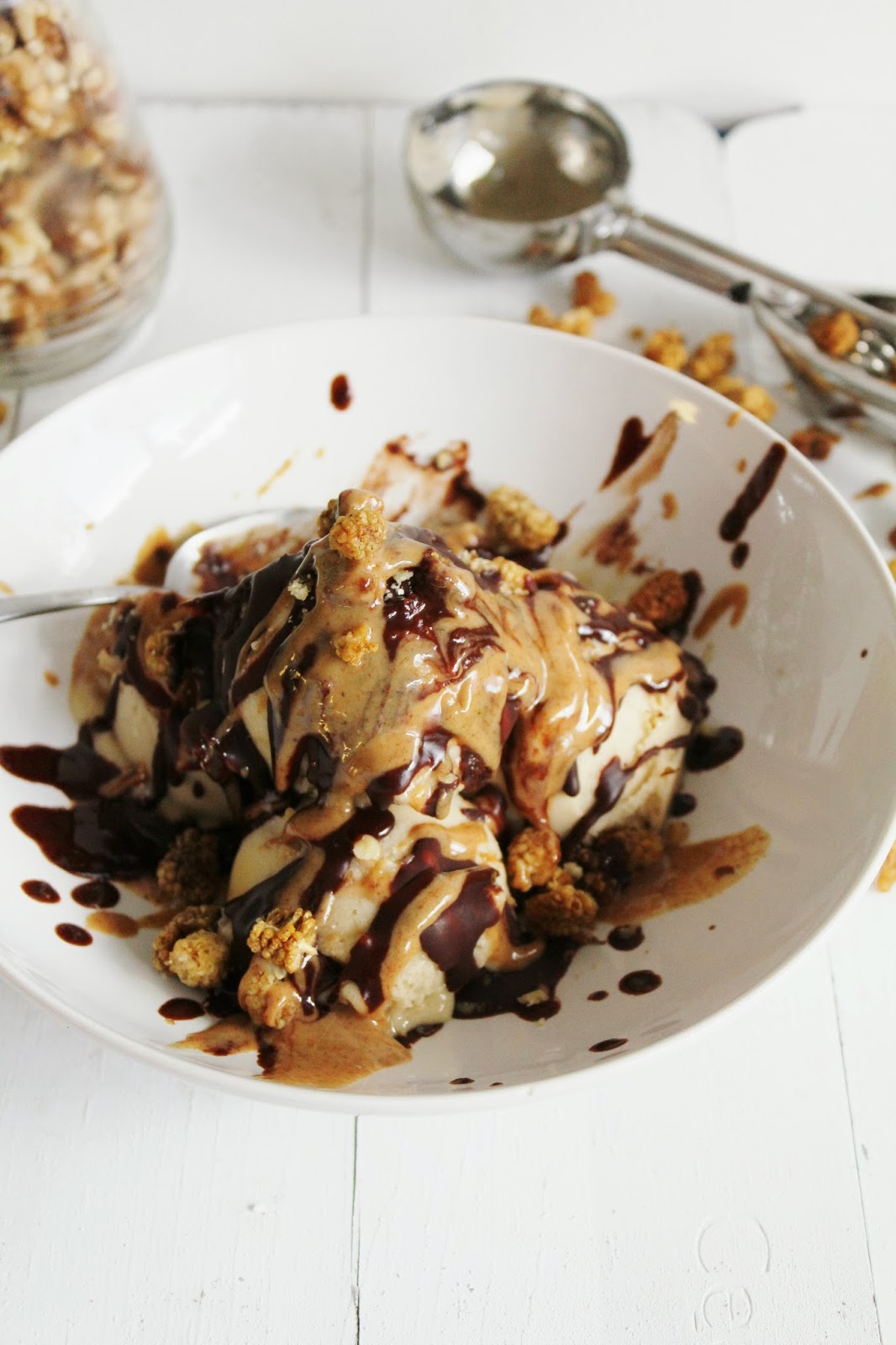 This Rawsome Vegan Life BANANA ICE CREAM SUNDAE with CHOCOLATE SAUCE