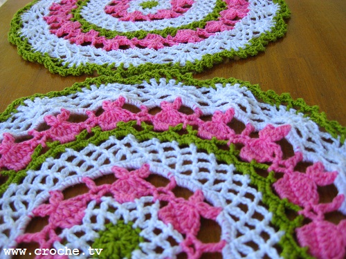 مفارش الكروشية الملونة.ورشة مفرش كروشية.مسابقة المفارش Naperon+crochet+easter