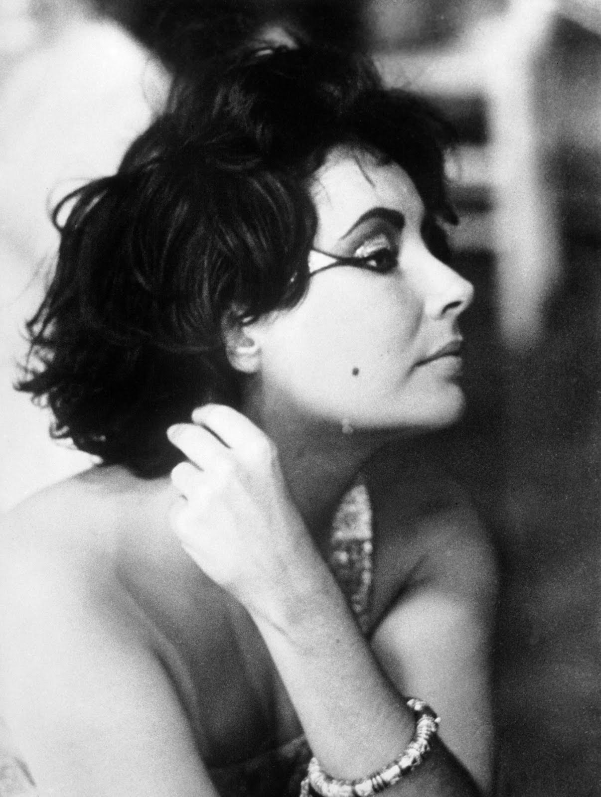 http://1.bp.blogspot.com/-OP1MWr6Fq1M/TYoW0F5YT8I/AAAAAAAADBo/TWAIEUKj858/s1600/elizabeth-taylor.jpg