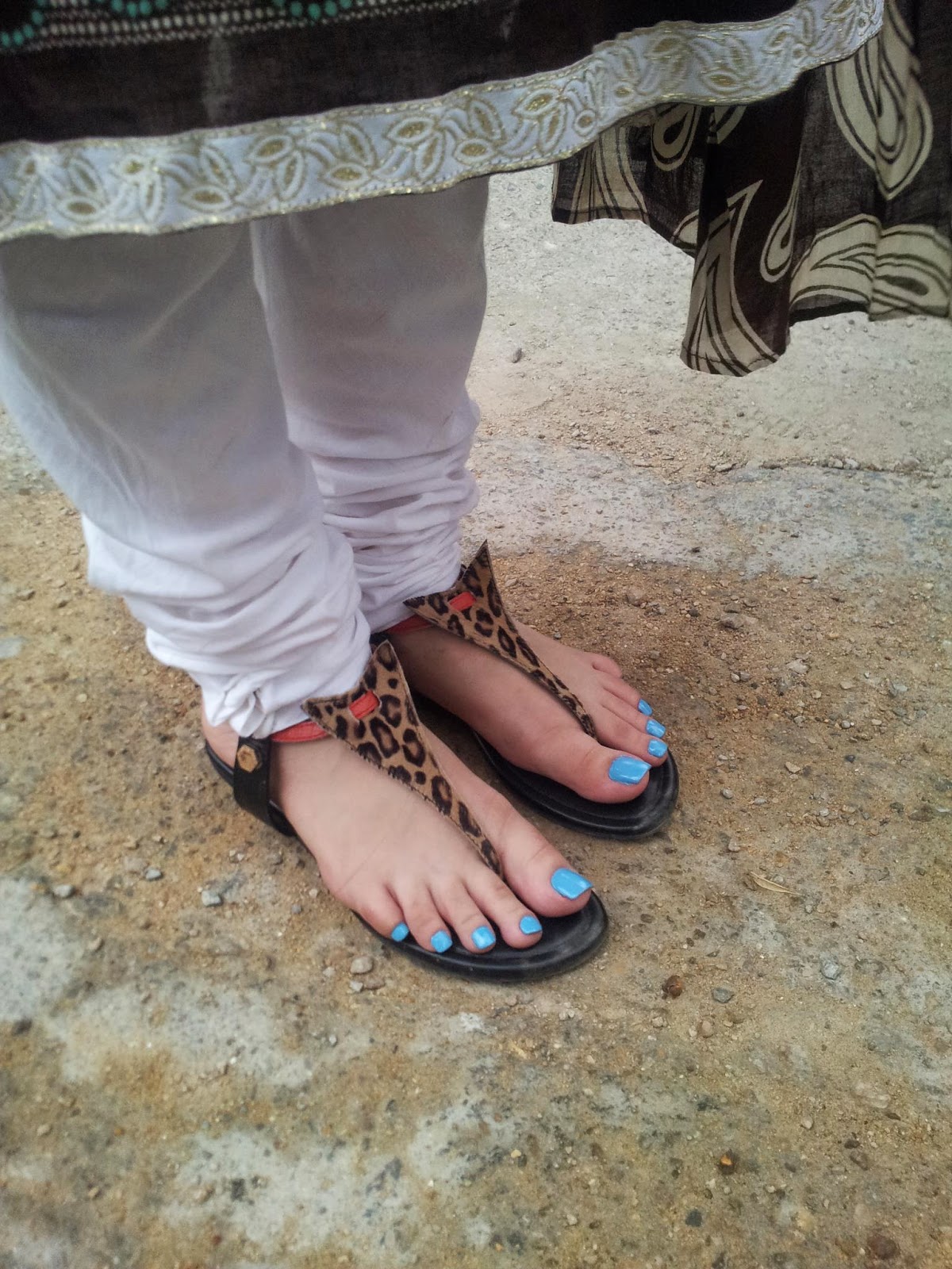 Sexy indian girl feet black toes fan image