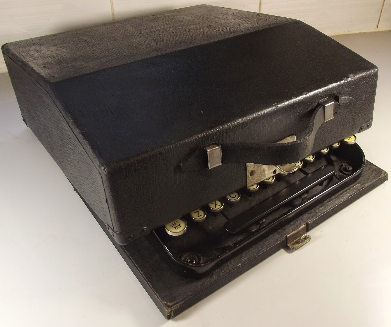 oz.Typewriter Belting Out a Typewriter Case Strap