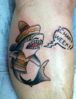 tatuaje de un tiburon vestido del estereotipo mexicano