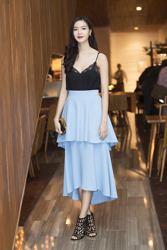 Váy, áo 2 dây siêu gợi cảm “ngập” showbiz Việt