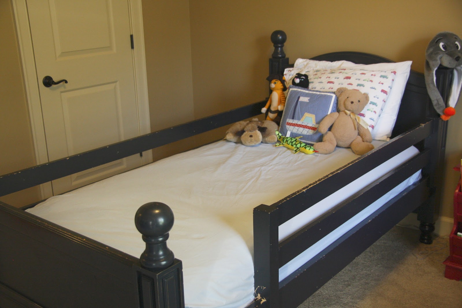 how to fakemake a child's bed simply organized