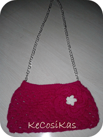 bolso realizado con lana berenjena decorado con floripondio 
