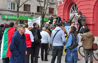 Протестиращи пред сградата на Драматичния театър във Варна, където ГЕРБ стартира предизборната си кампания