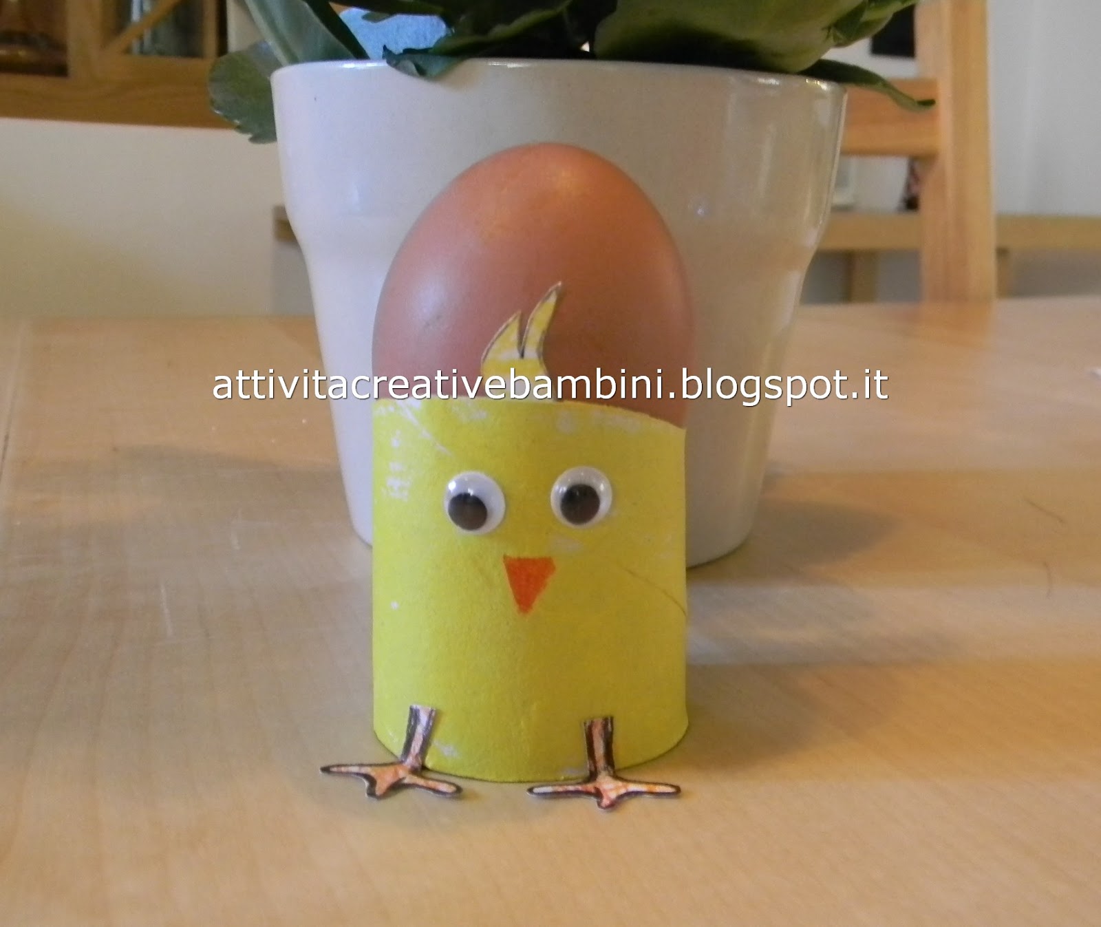 Pulcino portauovo con rotoli di cartone