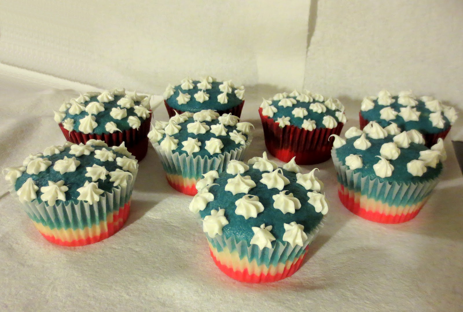 Thoroughly Modern Mrs.: Independence Day Cupcakes!