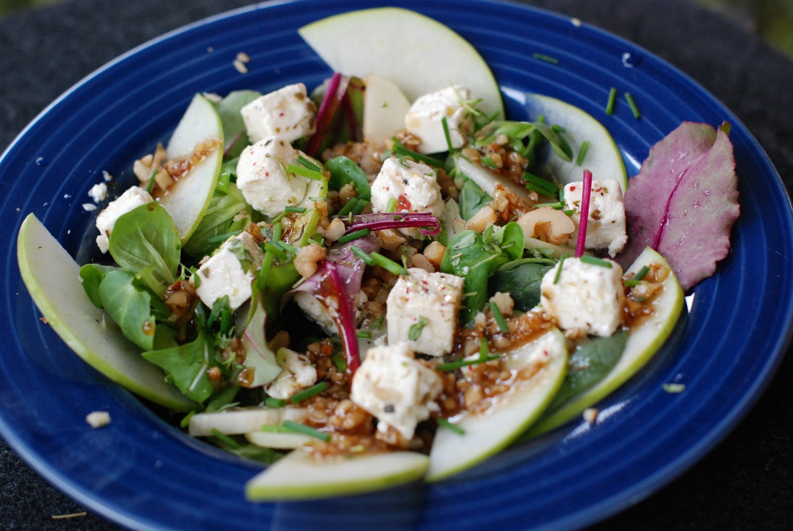 Dugurd Eplepærefetasalat med valnøttdressing