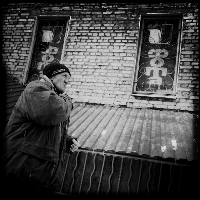 Winter streetphoto  bw set - smoking man, Minsk, Belarus