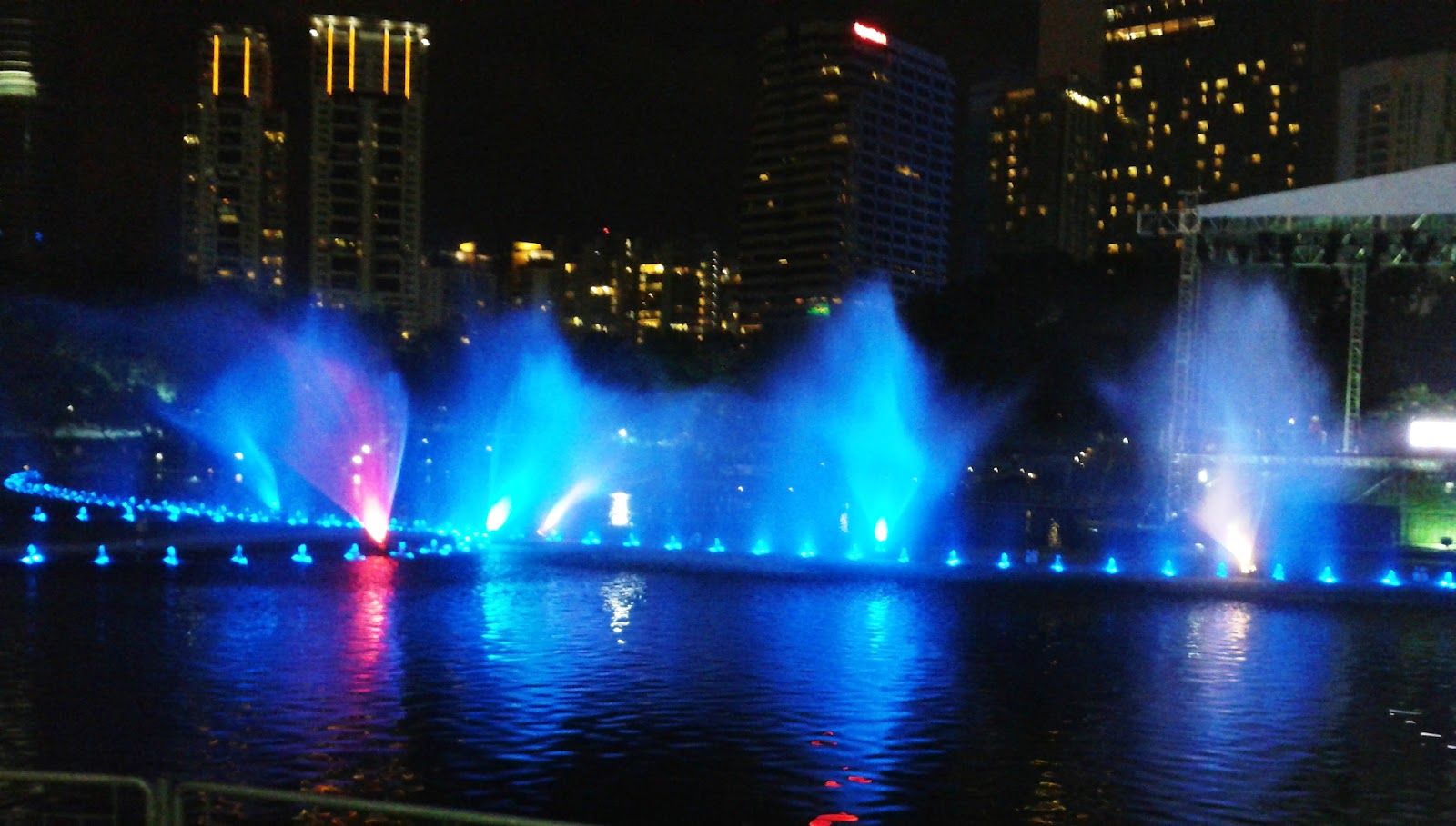 Pak Idrus's Blog... Colorful Fountain KLCC...