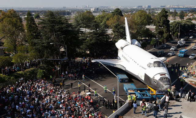 بالصور  مرور مكوك الفضاء الأمريكي في شوارع لوس أنجلوس Shuttle+on+the+Streets+++(18)