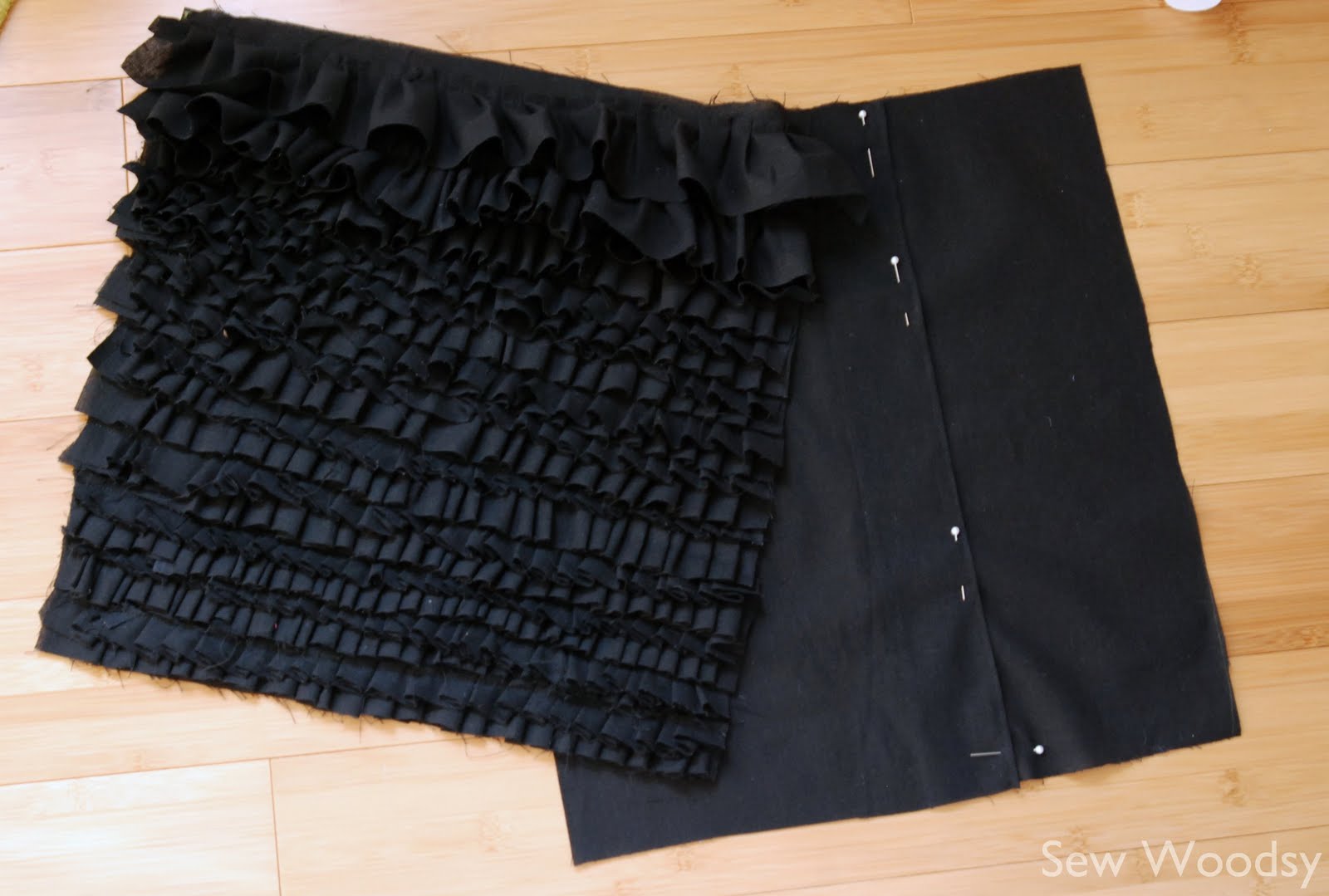 Double Ruffle Pillow {Tutorial} Sew Woodsy