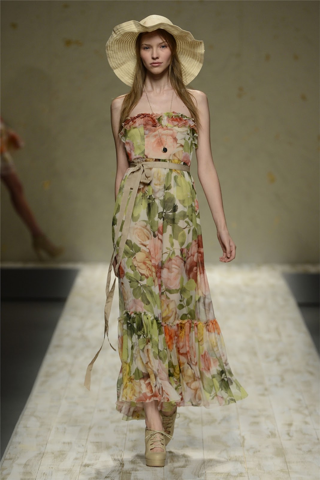 http://1.bp.blogspot.com/-OiMAK8WWGP0/UF74hqgWuxI/AAAAAAAANJQ/2qTLwhL4oPI/s1600/Milano+Fashion+Week+-+Blugirl+(Spring-Summer+2013)+14.jpg