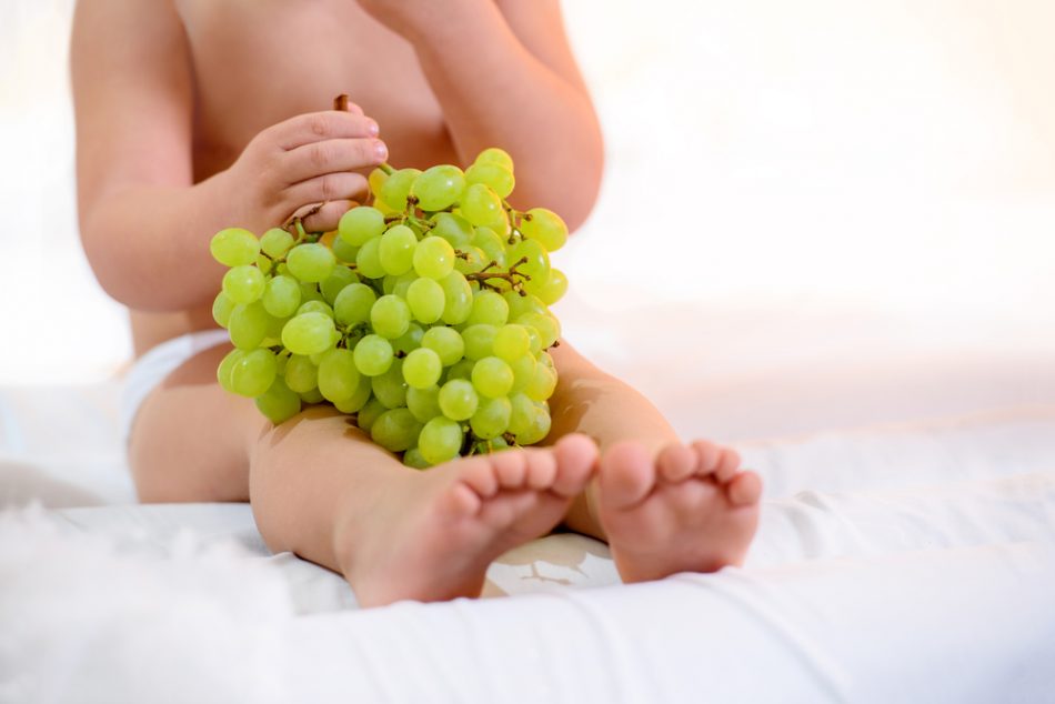 Голая сноха с виноградом в руках фото
