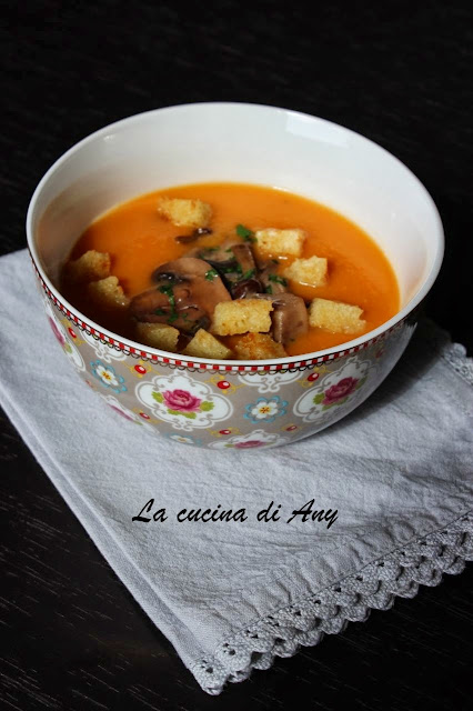 Vellutata di zucca con funghi trifolati e crostini di pane - Supa crema de dovleac cu ciuperci si crutoane de paine