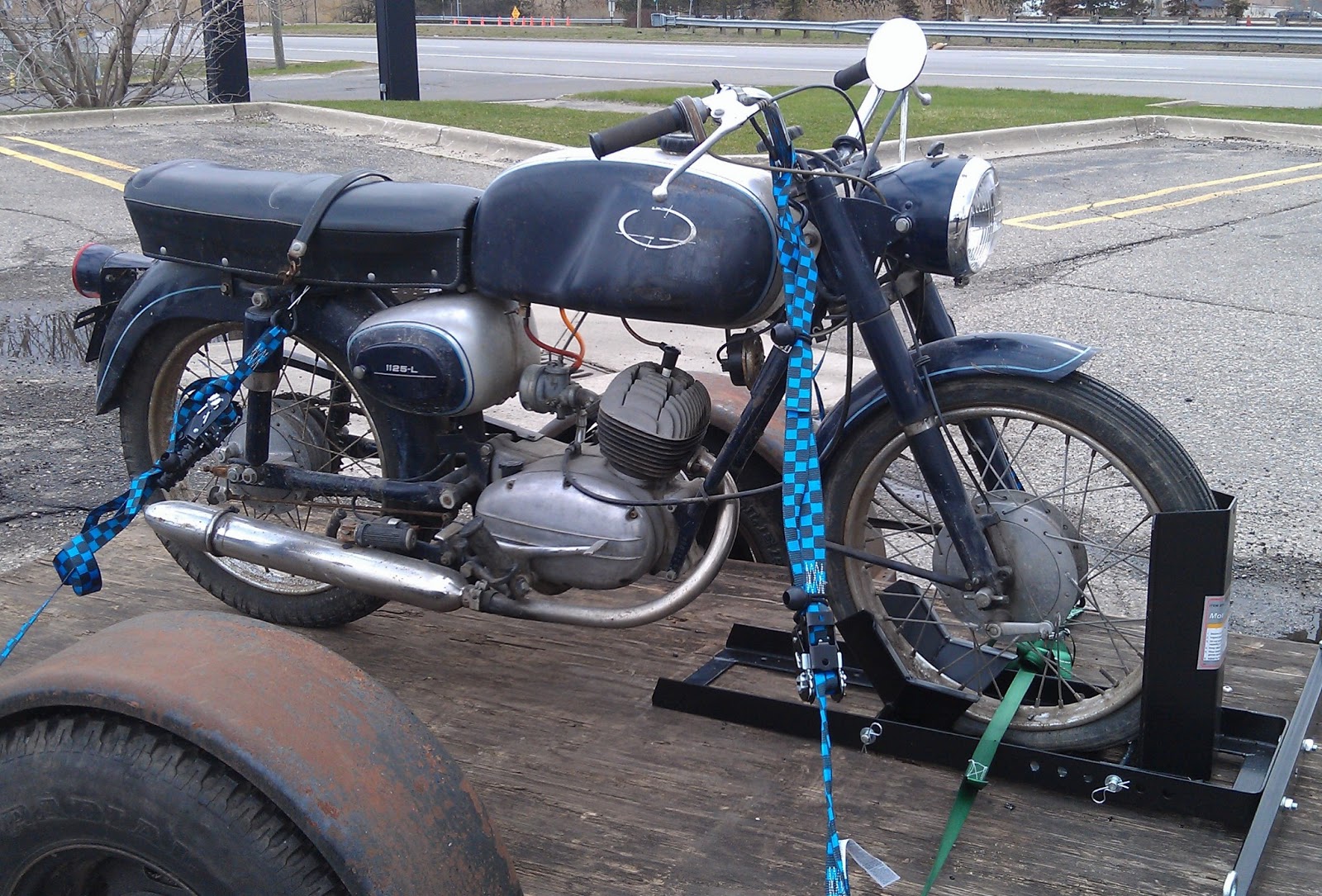 Fast is fast... Benelli / Wards Riverside 125.