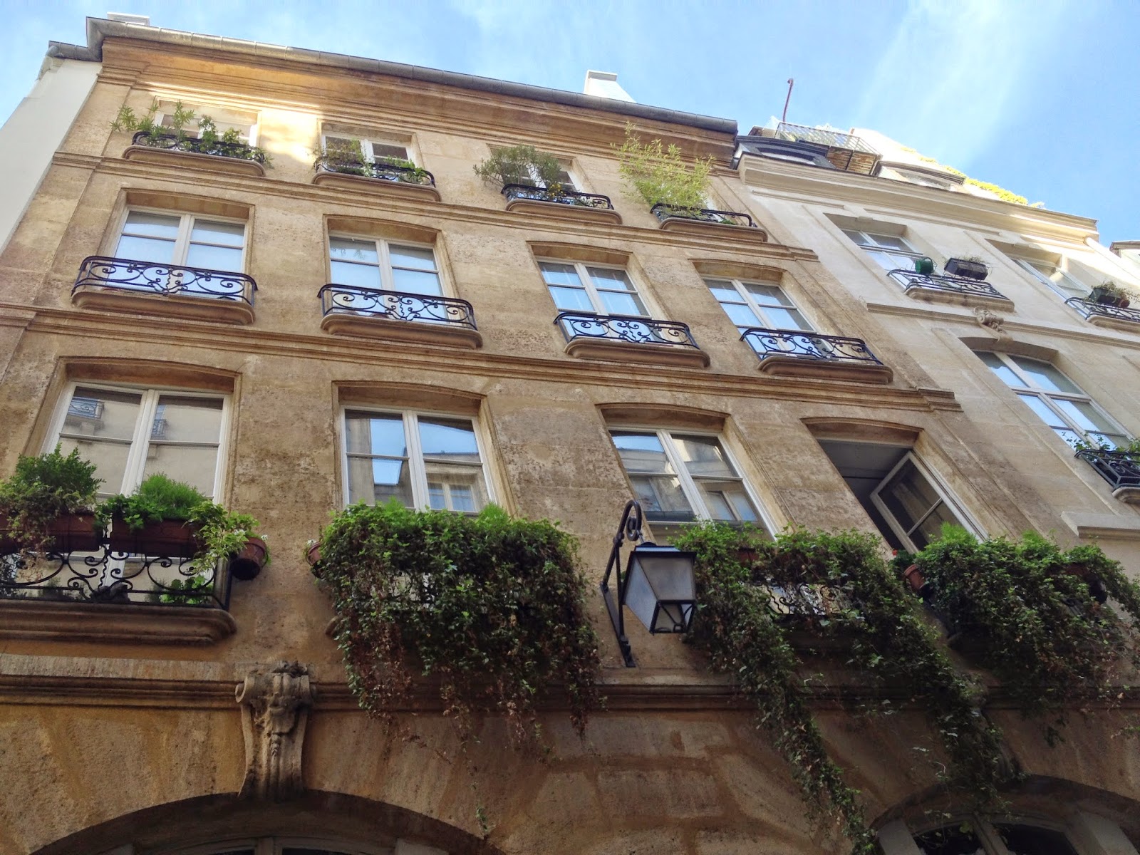 Do All Things With Love Paris, rue Saint Sauveur