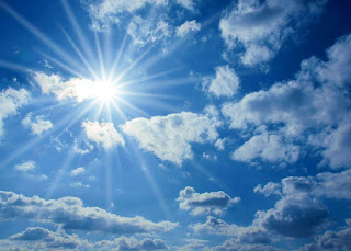 Pięknie wychodzące słońce zza chmur