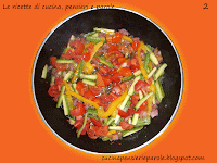 Paglia e fieno con peperoni, zucchine, salsiccia e pancetta affumicata