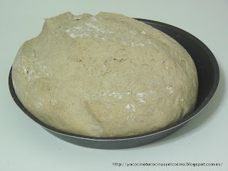 masa pan centeno con cerveza levada sobre un molde