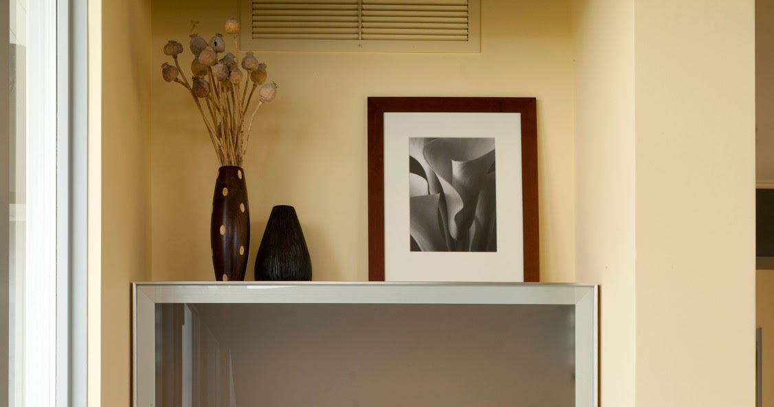 Die-Wohngalerie: Sachlich elegant eingebauter Schreibtisch fürs