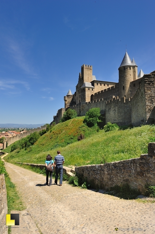 Départ de la cité médiévale de Carcassonne par la porte de l'Aude Départ de la cité médiévale de Carcassonne par la porte de l'Aude photo pascal blachier