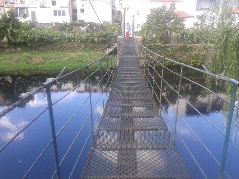 Ponte Pedonal de ferro sobre o Rio Alva Ponte Pedonal de ferro sobre o Rio Alva