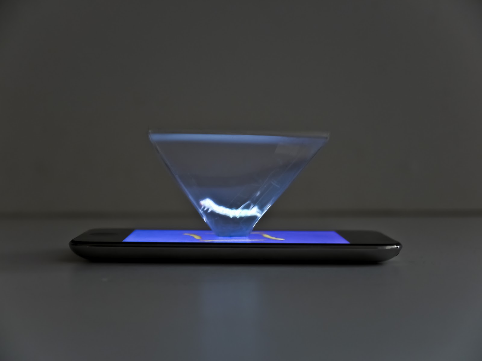 ÜBERNOTES Pepper's ghost 360° illusion pyramid test 002