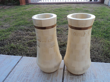 Vaso segmentado e torneado em madeira marupá.