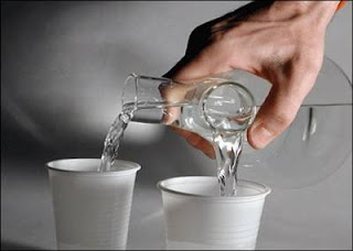 ابريق للصب في كأسين معا ابريق للصب في كأسين معا