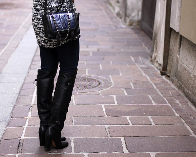 outfit-trend-fashionblogger-herbstoutfit-winteroutfit-hm-overknee-boots-cardigan-hmtrend-basic-shirt-tasche-kette-dunkelblau