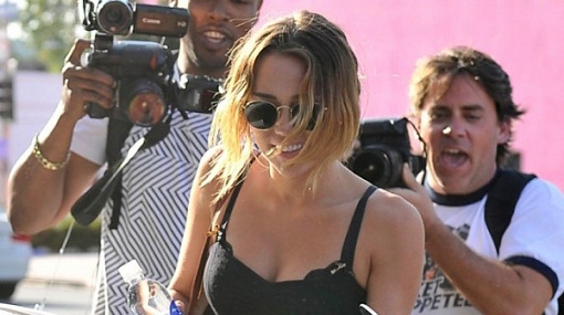 Miley cyrus mostro la vagina | AkÃ­o Magazine | Celebrity Menswear Street  Style