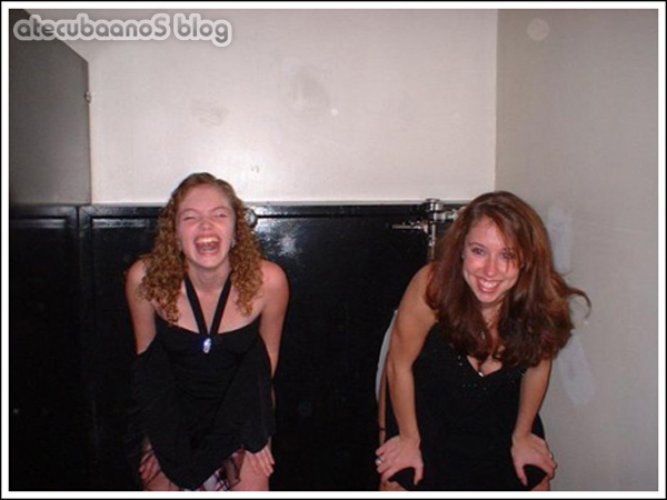 Garotas usando urinóis