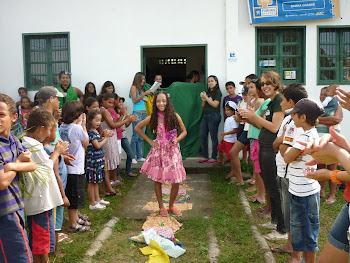 ALUNA MONICA DESFILANDO...