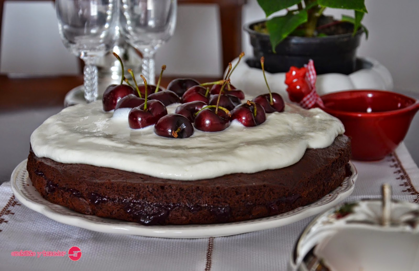 Pastel de chocolate, nata y cerezas. Cuchillito y Tenedor