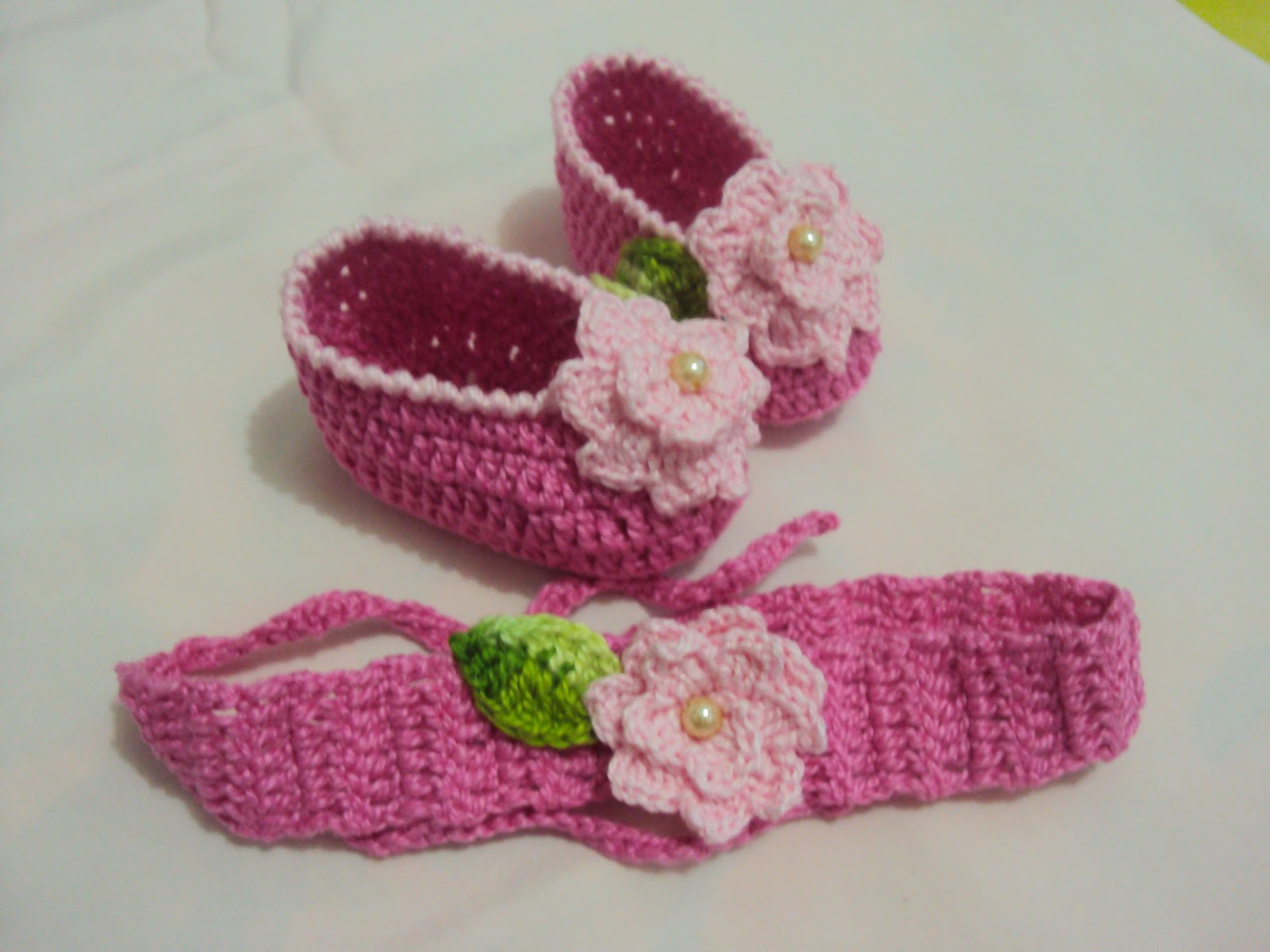 sapatinho e tiara de crochê