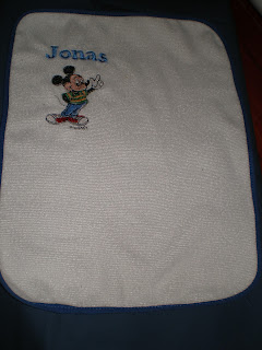 toallitas bordadas con diseño infantil & nombre $ 25