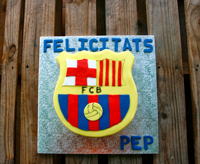 Tarta decorada amb fondant de l'escut del Barça