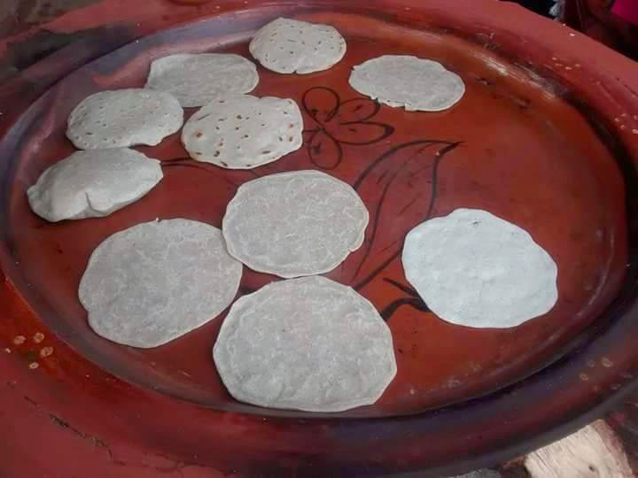 Jaime Ramos Méndez Tortillas hechas a mano en el comal de barro de la
