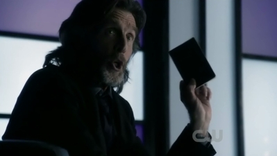 Smallville: S10E13: Beacon Lionel Luthor (John Glover) returns