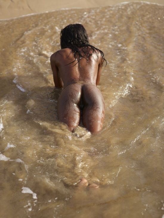 Valerie modelo negra nua pelada praia mar hegre-art